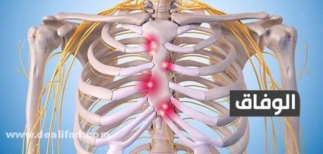 أهم (ألم في منتصف القفص الصدري عند التنفس) وطرق علاجها ألم في منتصف القفص الصدري عند التنفس
