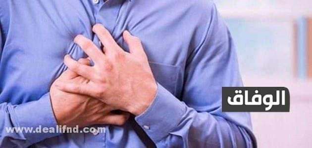 أهم (ألم في منتصف القفص الصدري عند التنفس) وطرق علاجها ألم في منتصف القفص الصدري عند التنفس