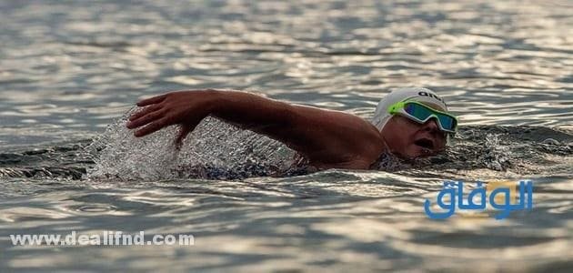 تفسير حلم السباحة في البحر مع شخص غريب للعزباء
