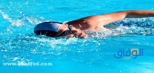 تفسير حلم السباحة في البحر مع شخص غريب للعزباء
