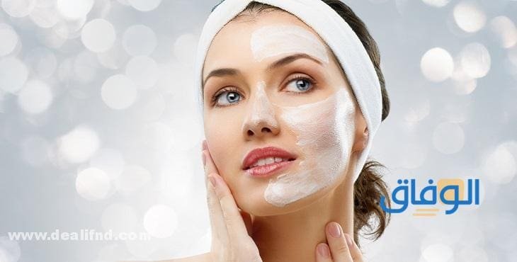 روتين العناية بالبشرة الدهنية بمواد طبيعية.