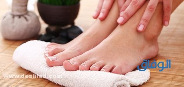 كيف أجعل قدمي وردية (بأسهل الطرق المنزلية) 2026 إرشادات هامة للعناية بالقدمين