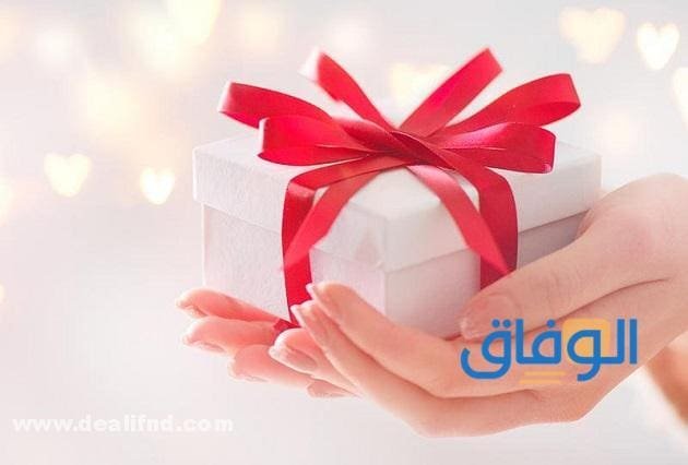 تفسير حلم إعطاء هدية لشخص