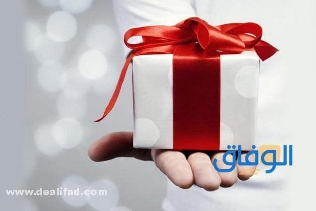 تفسير حلم إعطاء هدية لشخص (دلالة رؤية منح هدية لشخص أعرفه في المنام) دلالة رؤية منح هدية لشخص أعرفه في المنام
