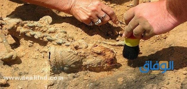 طبقات الأرض فوق المقابر الفرعونية (شكل المقابر الفرعونية)