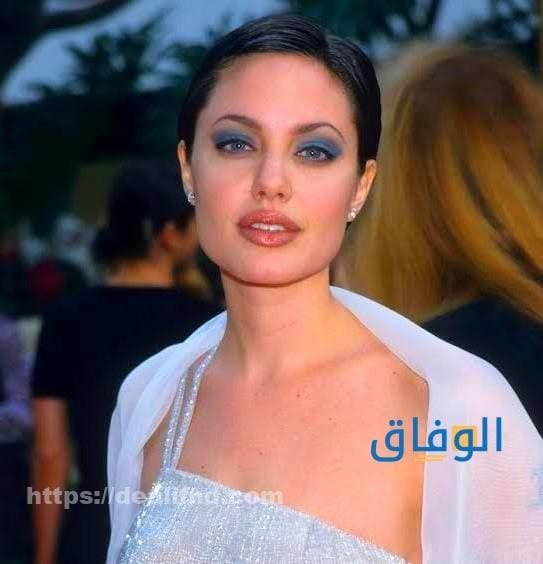 مكياج التسعينات | أهم 10 أدوات لاستخدامه