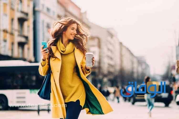 كيفية تنسيق اللون الكركمي في الملابس؟