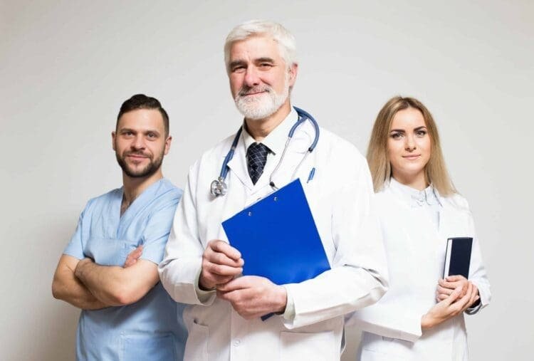 الفرق بين اخصائي واستشاري: الفرق المهني الذي يجب معرفته!