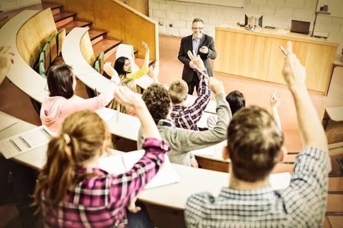 الفرق بين الأكاديمية والجامعة: ما الذي يميز كل منهما؟
