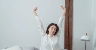 10 عادات صباحية بسيطة هتخليك نشيط.. ابدأ يومك بكوباية ماية وخلي بالك من المنبه