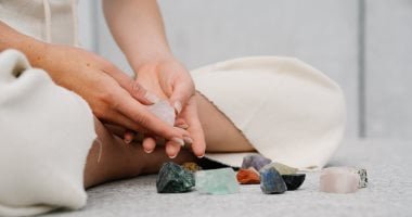 3 طرق لاستخدام الأحجار الكريمة في الشفاء الروحي.. منها طريقة الإكسير الحجري