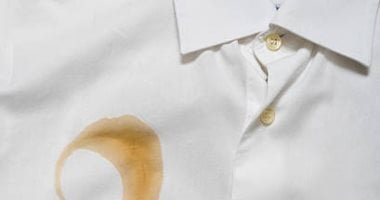 6 طرق سهلة للتخلص من بقع المكياج والطماطم من الملابس البيضاء