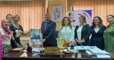 أهالى الدقى يكرمون رئيس الحى لمجهوداته وسرعة الاستجابة للشكاوى.. صور