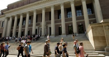 إدارة ترامب تواصل ملاحقة “هارفارد” وتسعى لتجميد المنح الجديدة للجامعة