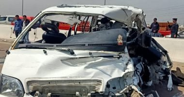 إصابة 7 أشخاص إثر انقلاب ميكروباص بالطريق الأوسطى
