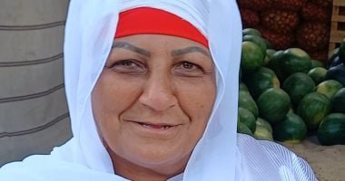ازاى تختار البطيخ.. المعلمة بسكوتة ملكة سوق الخضار بالشرقية هتعرفك (فيديو)