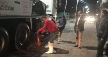 الوحدة المحلية فى قرية الوسطانى بدمياط تواصل أعمال شفط مياه الأمطار.. صور