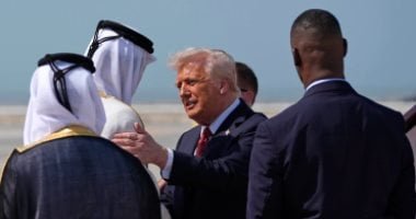 ترامب يرتدى رابطة عنق بلون العلم القطرى فى الدوحة.. ويشارك بمؤتمر بعد قليل