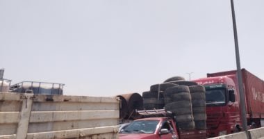 تعطل الحركة المرورية على الطريق الزراعى بعد انقلاب سيارة نقل ثقيل فى قليوب