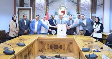 تكريم فريق عمل مستشفيات سوهاج الجامعية لحصولها على وسام ودرع التمييز.. صور
