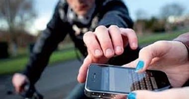 ضبط المتهمين بسرقة هاتف من شاب ببولاق الدكرور