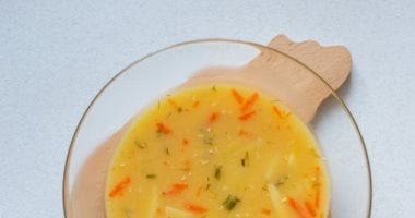 طريقة عمل شوربة لسان العصفور بالبطاطس والجزر.. لو عايزة أكلة سريعة