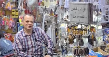 في قلب شارع المعز.. “عم شريف” يكرم قصار القامة بطريقة غير تقليدية!