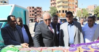 محافظ الوادى الجديد يفتتح “سوق اليوم الواحد” بالمراكز عبر الفيديو كونفرانس