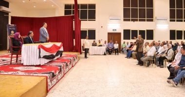محافظ دمياط يجتمع مع رؤساء لجان الشهادة الإعدادية استعدادًا للامتحانات