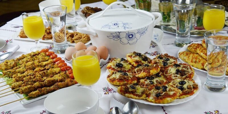 تنظيم المطبخ وقت العزومات في رمضان 2026: أفكار ذكية لتجهيز الطعام بسهولة وبدون توتر افكار تنظيم المطبخ وقت العزومات