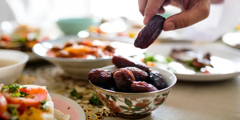 طرق تقليل الجوع في رمضان 2026: عادات وأطعمة تساعدك على الشبع أثناء الصيام تقليل الجوع في رمضان