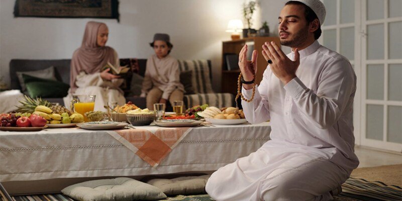 توازن الشغل والعبادة في رمضان 2026: أفضل خطة لتنظيم الوقت وزيادة الإنتاجية والروحانية توازن الشغل والعبادة في رمضان